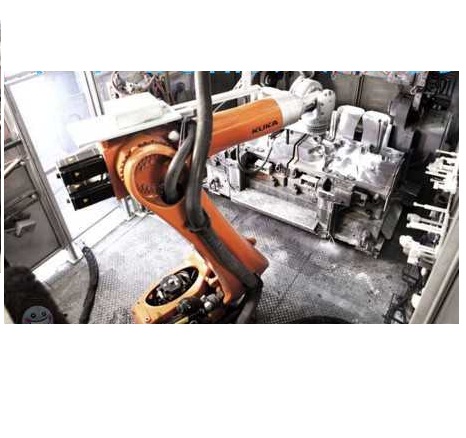 BMW 使用 KR 210 R3100 F 机器人清洁铸件硬模
