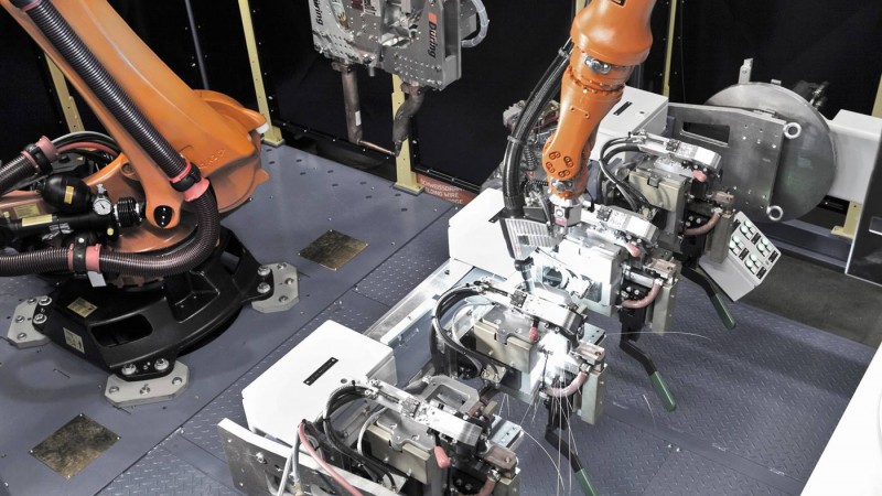 库卡机器人在紧凑通用单元中进行焊接工作