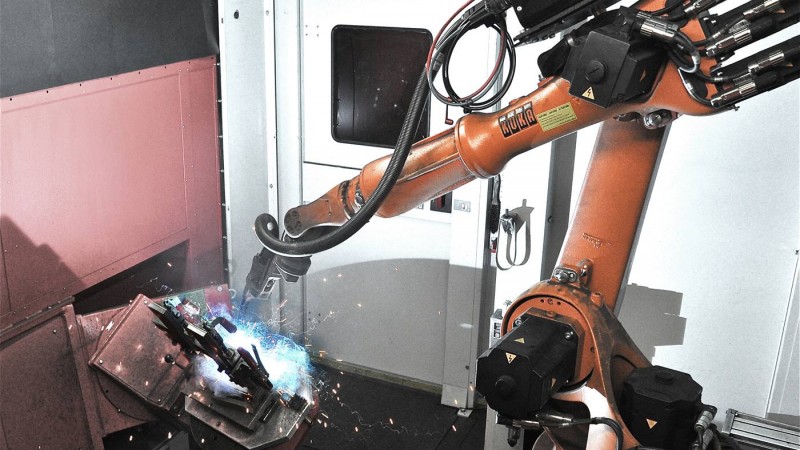 KUKA KR16机器人在进行车轴焊接工作
